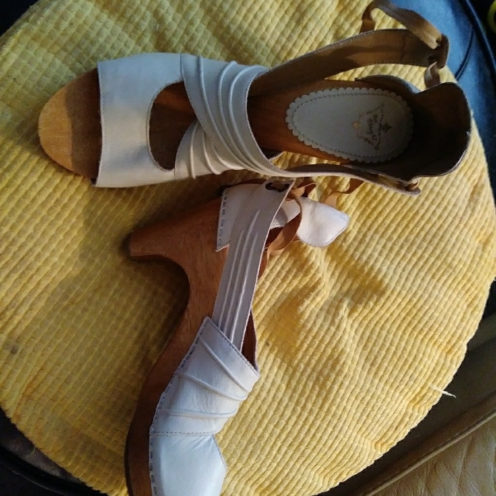 Miss Albright leather heels